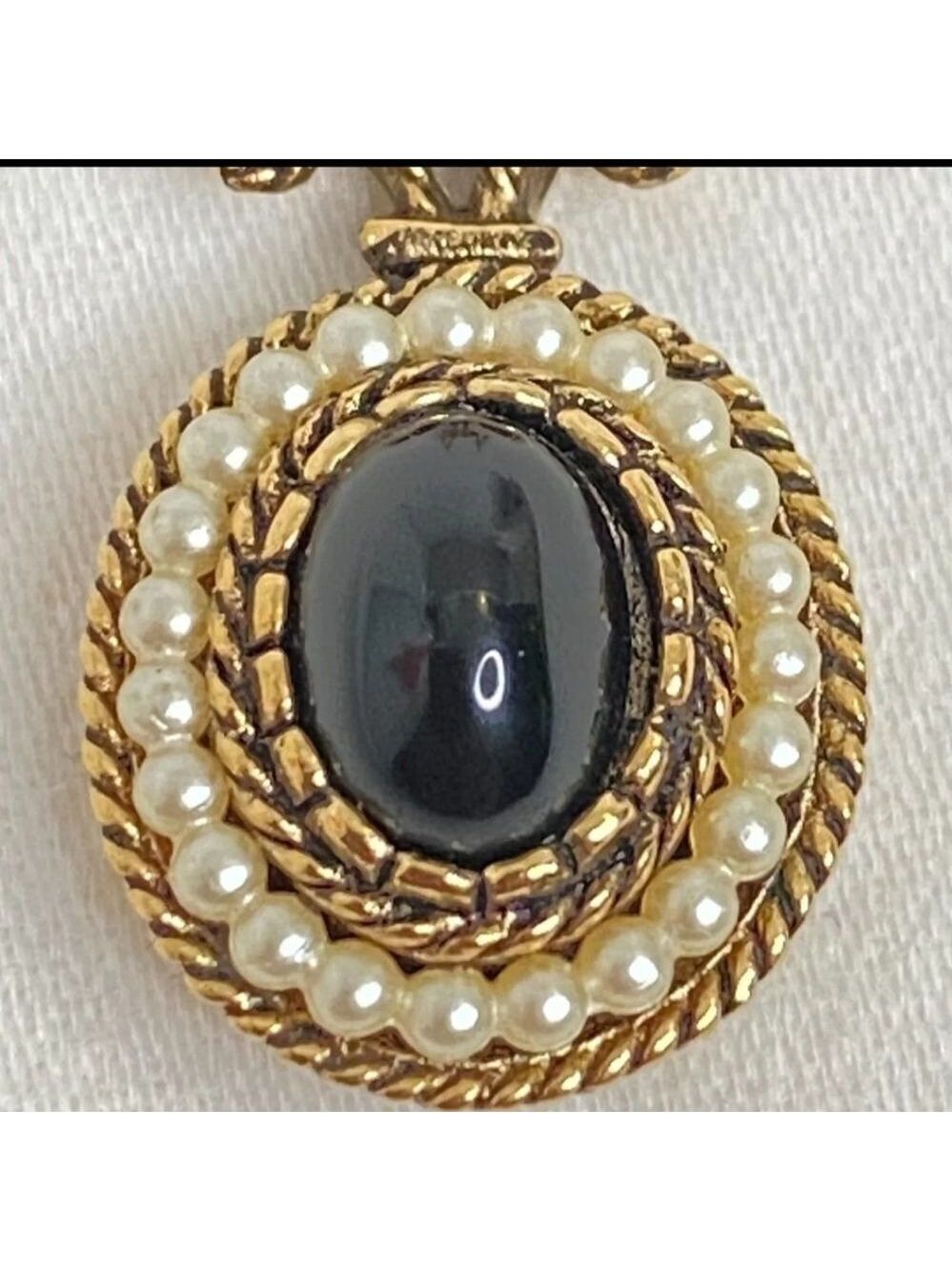 Avon Pendant Necklace Onyx Cabochon Encircled Pearlesque Beads Gold Tone Chain - Picture 2 of 14
